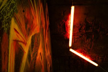 Prag, Çek Cumhuriyeti - 4 Temmuz 2025: Vltavska yaya geçidinde floresan borularla aydınlatılan graffitti 'nin kapatılması, Prag