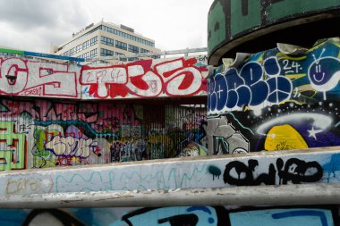 Prag, Çek Cumhuriyeti - 9 Temmuz 2025: Vltavska alt geçidinden Prag 'daki apartman evleri renkli grafiti ile kaplandı