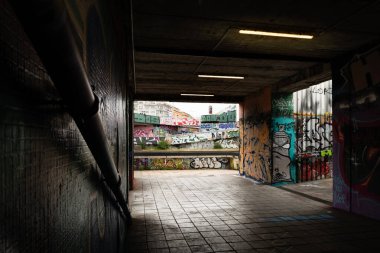 Prag, Çek Cumhuriyeti - 9 Temmuz 2025: Vltavska alt geçidinden Prag 'daki apartman evleri renkli grafiti ile kaplandı