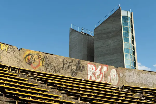 Prag, Çek Cumhuriyeti - 28 Haziran 2025: Prag 'daki Strahov tünelinin acımasız havalandırma kulesi yıkılan Strahov Stadyumu' ndan görüldü