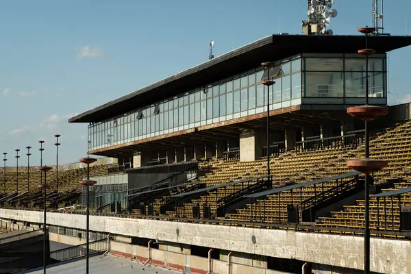 Prag, Çek Cumhuriyeti - 28 Haziran 2025: Sarı koltuklu boş ve çökmüş Büyük Strahov Stadyumu