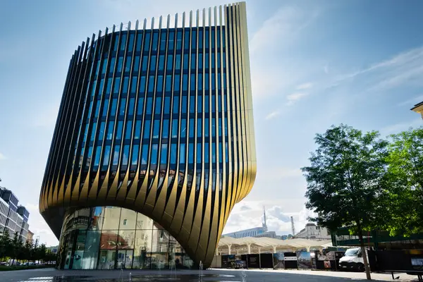 Zaha Hadid Mimarlar 'ın Masarycka binasının ön manzarası, Prag, Çek Cumhuriyeti.