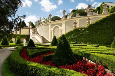 Vrtba Bahçesi (Çekçe Vrtbovska zahrada) 1715-1720 yılları arasında Vrtba Kontu Jan Josef için yapılmış bir barok teras bahçesidir. Prag, Çek Cumhuriyeti.