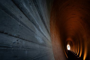 Mimar Josef Pleskot tarafından tasarlanan ve Geyik Hendeği 'ni (diğer adıyla Geyik Hendeği veya Çekçe Jeleni Prikop) Prag Kalesi' ne bağlayan tuğla yaya tüneli).
