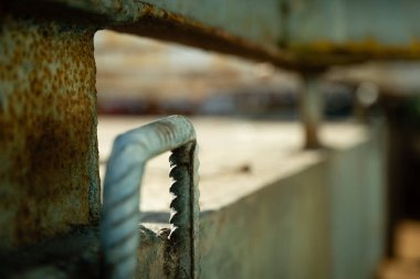 Eski paslı demir bir yapıya yakın plan..