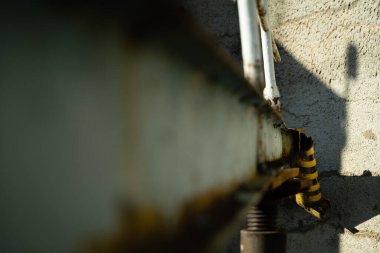 Eski paslı demir bir yapıya yakın plan..