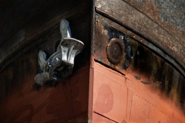 Ağır paslanmış gemi yayı ve demir atma ayrıntıları, yılların hava durumunu ve endüstriyel bozulmayı gösteriyor..