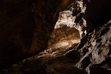 Çek Cumhuriyeti 'nde korunan Bozkov Dolomite Mağaraları' nda (Bozkovske dolomitove jeskyne) doğal yeraltı dolomit oluşumları.