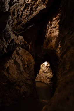 Çek Cumhuriyeti 'nde korunan Bozkov Dolomite Mağaraları' nda (Bozkovske dolomitove jeskyne) doğal yeraltı dolomit oluşumları.
