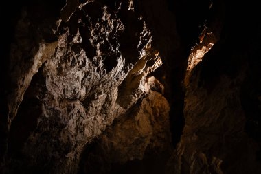 Çek Cumhuriyeti 'nde korunan Bozkov Dolomite Mağaraları' nda (Bozkovske dolomitove jeskyne) doğal yeraltı dolomit oluşumları.