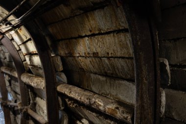 Paslı çelik kemerler ve beton blok bir maden servis tüneli içinde, terk edilmiş bir bölgede kereste gecikmesi ve yaşlanma altyapısı ile.