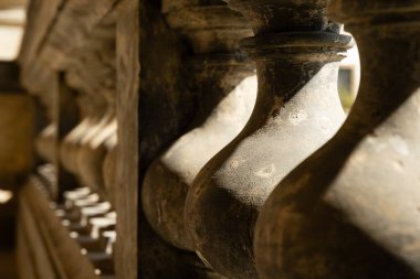 Barok taş balyaları, güçlü gölgeleri olan tarihi bir balya, yakın plan gündüz mimarisi..