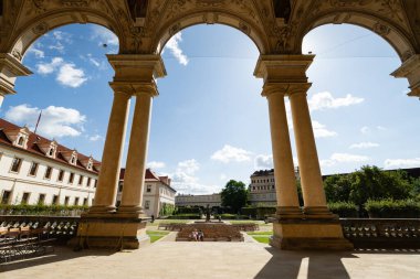 Sala Terrena, Wallenstein Garden Prag 'daki Mala Strana, Çek Cumhuriyeti' nde Wallenstein Sarayı 'nda güneşli bir günde barok kemerler ve fresk tavanlı..
