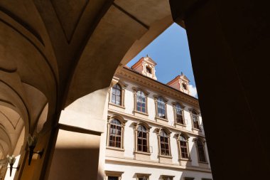 Çek Cumhuriyeti Senatosu 'nun evi olan Prag' daki Wallenstein Sarayı 'nın gölgeli kemerlerinden Barok avlusuna bakın..