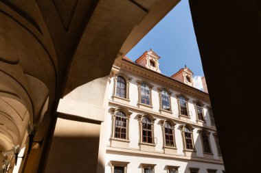 Çek Cumhuriyeti Senatosu 'nun evi olan Prag' daki Wallenstein Sarayı 'nın gölgeli kemerlerinden Barok avlusuna bakın..