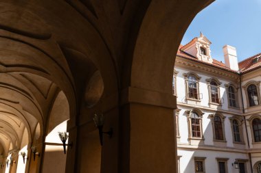 Çek Cumhuriyeti Senatosu 'nun evi olan Prag' daki Wallenstein Sarayı 'nın gölgeli kemerlerinden Barok avlusuna bakın..