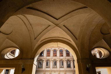 Wallenstein Sarayı 'nın, Mala Strana, Prag' daki barok kubbeli koridorunda duvar aparatları, banklar ve avluların yakınındaki tören kapısı görülüyor..