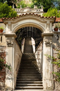 Büyük Palffy Garden 'daki terasları birbirine bağlayan barok kapı ve tünel merdivenleri Prag Kalesi' nin altındaki Palace Gardens, Mala Strana, Prag, Çek Cumhuriyeti.