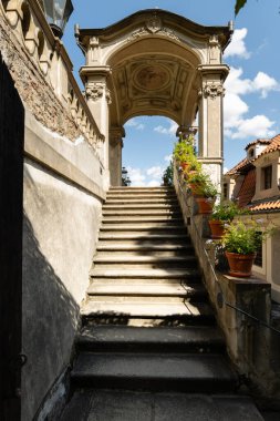 Palffy Garden, Çek Cumhuriyeti Prag 'daki UNESCO Dünya Mirası sahasında bahçe seviyelerini birbirine bağlayan tarihi adımlar atıldı.