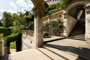 Yaz boyunca Prag Kalesi 'nin altındaki Palace Gardens, Mala Strana, Prag, Çek Cumhuriyeti' nin teraslarındaki barok oyun salonu ve kapalı merdivenler..