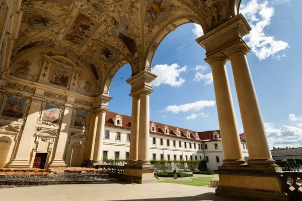 Sala Terrena, Wallenstein Garden Prag, Çek Cumhuriyeti 'ndeki Wallenstein Sarayı' nda güneşli bir günde barok kemerler ve fresk tavanlı..