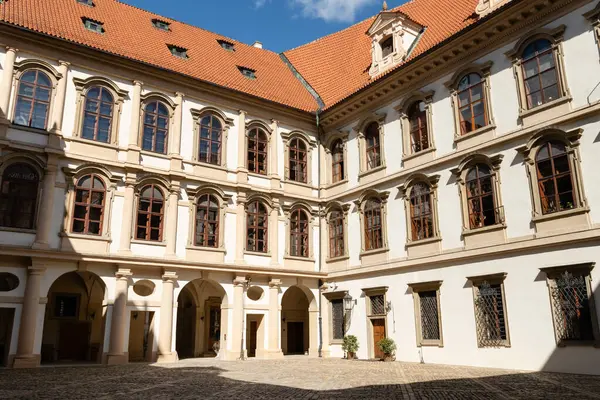 Mala Strana, Prag 'daki atari salonu ve barok pencereli Wallenstein Sarayı avlusu, Çek Cumhuriyeti Senatosu' nun merkezi..