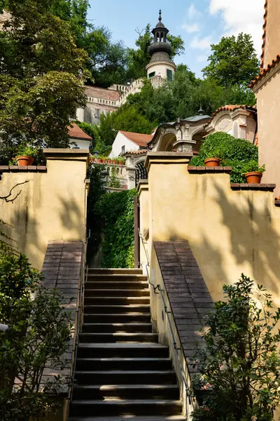 Prag 'ın aşağısındaki Mala Strana, Prag' daki Palace Gardens 'a giriş merdivenleri, Çek Cumhuriyeti, Barok terasları ve kulesi, yaz günü.
