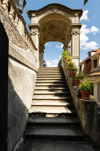 Palffy Garden, Çek Cumhuriyeti Prag 'daki UNESCO Dünya Mirası sahasında bahçe seviyelerini birbirine bağlayan tarihi adımlar atıldı.