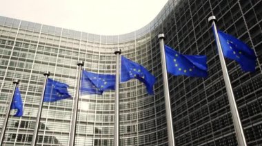 Brüksel, Belçika 'daki Berlaymont binasının önündeki Avrupa bayrakları.