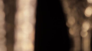 Siyah bir arkaplan üzerindeki soyut dönen cam ışık yansımalarını kapat.