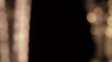 Siyah bir arkaplan üzerindeki soyut dönen cam ışık yansımalarını kapat.