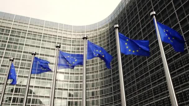 Ευρωπαϊκές Σημαίες Μπροστά Από Κτίριο Berlaymont Στις Βρυξέλλες Βέλγιο — Αρχείο Βίντεο