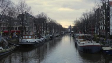 Amsterdam, Hollanda 'da alacakaranlıkta Brouwersgracht Kanalı.