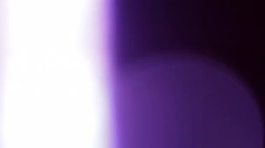 Siyah bir arkaplan üzerinde soyut dönen cam RGB ışık yansımaları.
