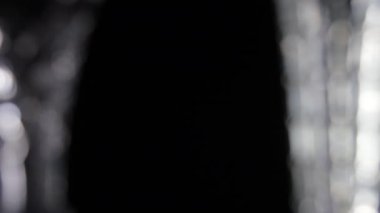 Siyah arkaplan üzerinde dönen cam ışık yansımaları. 