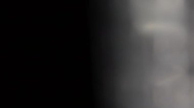 Siyah arkaplan üzerinde dönen cam ışık yansımaları. 