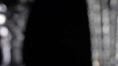 Siyah arkaplan üzerinde dönen cam ışık yansımaları. 