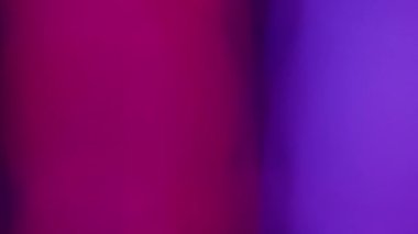 Siyah bir arkaplan üzerinde soyut dönen cam RGB ışık yansımaları.