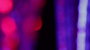 Siyah bir arkaplan üzerinde soyut dönen cam RGB ışık yansımaları.