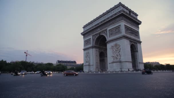 Tráfico Que Pasa Por Arco Del Triunfo Atardecer París Francia — Vídeos de Stock