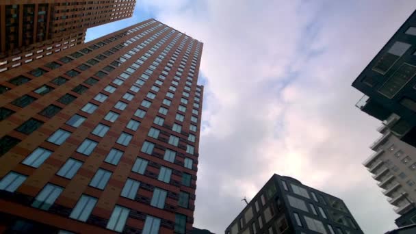 アムステルダム アムステルダム オランダで撮影された高層オフィスビルを持つビジネス地区 — ストック動画