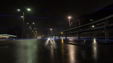 Anamorfik mercekli şehir trafiği geceleyin parlıyor, Amsterdam, Hollanda. 