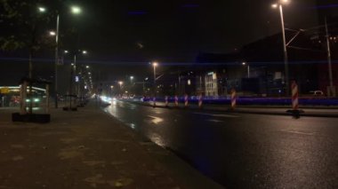Anamorfik mercekli şehir trafiği geceleyin parlıyor, Amsterdam, Hollanda. 