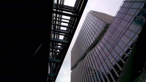 アムステルダム アムステルダム オランダの近代的な背の高いオフィスビルとのビジネス地区 — ストック動画