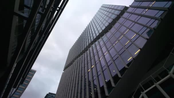 アムステルダム アムステルダム オランダの近代的な背の高いオフィスビルとのビジネス地区 — ストック動画