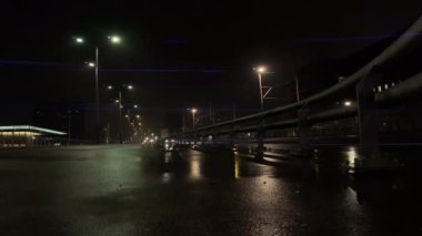 Anamorfik mercekli şehir trafiği geceleyin parlıyor, Amsterdam, Hollanda. 