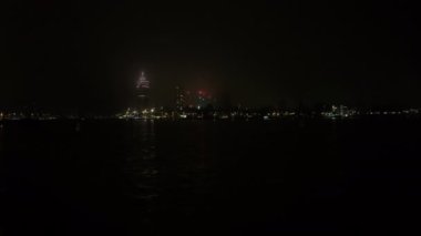 Gece IJ nehri üzerinde şehir silüeti, Amsterdam, Hollanda.