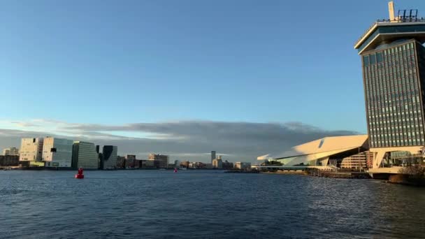 Skyline Mit Modernen Gebäuden Fluss Bei Sonnenuntergang Amsterdam Niederlande Schwenkschuss — Stockvideo