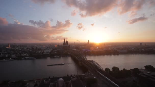 日落时科隆市天际线和莱茵河的空中景观 — 图库视频影像