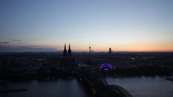 Köln Şehrinin Havadan Görünüşü Alacakaranlıkta Ren Nehri Gökyüzü — Stok video
